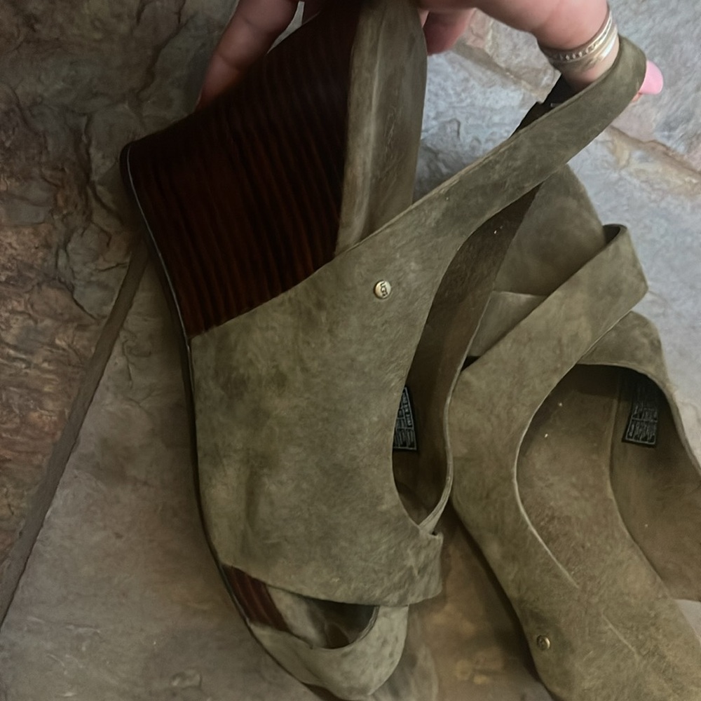 Ugg wedge suede like olive green sling back size 10